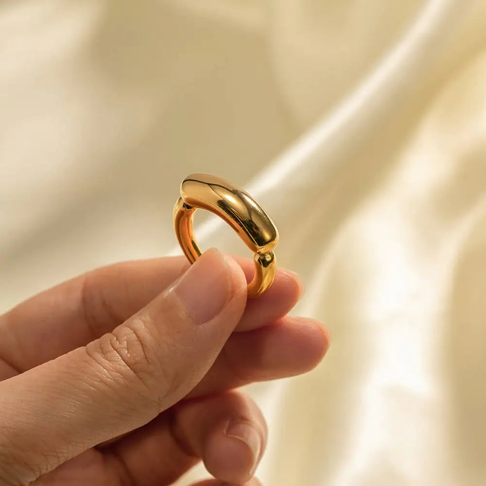Elegant Gold Shine Ring