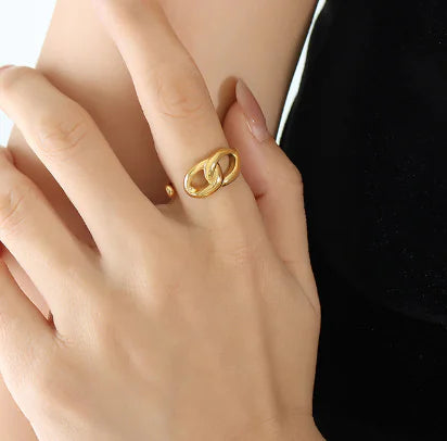 Lustrous Knot Gold Ring